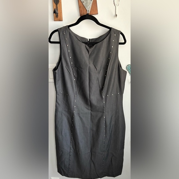Elegant Gray Sleeveless Dress - Picture 1 of 3